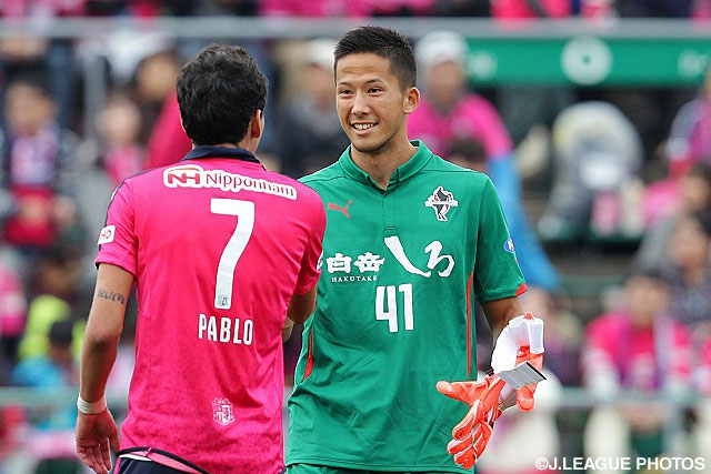 再三好セーブを見せたシュミット　ダニエル（熊本）【明治安田Ｊ２ 第39節 Ｃ大阪vs熊本】（3/3）