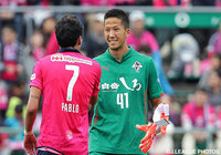 再三好セーブを見せたシュミット　ダニエル（熊本）【明治安田Ｊ２ 第39節 Ｃ大阪vs熊本】（3/3）