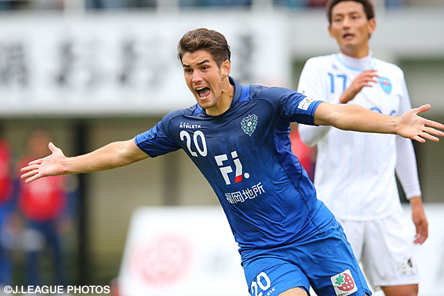 ゴールラッシュを締めくくる4点目を決めた酒井　宣福（福岡）【明治安田Ｊ２ 第39節 福岡vs横浜FC】（2/3）