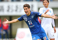 ゴールラッシュを締めくくる4点目を決めた酒井　宣福（福岡）【明治安田Ｊ２ 第39節 福岡vs横浜FC】（2/3）