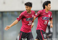 ロングスローをダイレクトで合わせ今季3点目を決めた篠原　弘次郎（岡山）【明治安田Ｊ２ 第39節 岡山vs讃岐】（2/3）