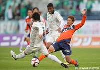 白井　康介（愛媛）のドリブルに対応する岐阜の守備陣【明治安田Ｊ２ 第39節 愛媛vs岐阜】（3/3）