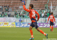 FKを直接蹴り込み、ダメ押しの3点目を決めた内田　健太（愛媛）【明治安田Ｊ２ 第39節 愛媛vs岐阜】（2/3）
