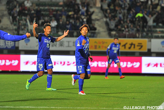 試合終了間際に衛藤　裕の得点で同点に追いついた徳島【明治安田Ｊ２ 第39節 徳島vs栃木】（2/3）