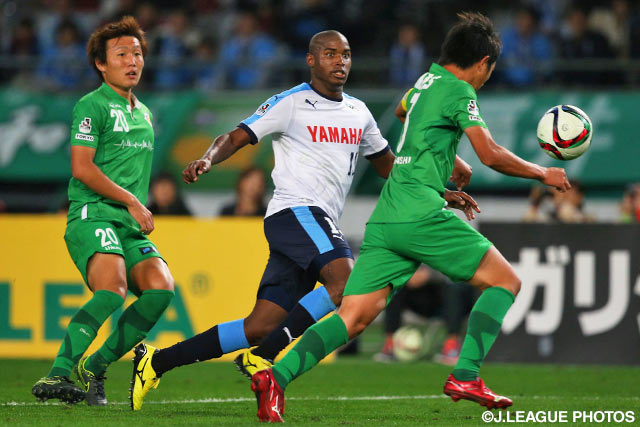 2ゴールを決める獅子奮迅の活躍を見せたアダイウトン（磐田）【明治安田Ｊ２ 第39節 東京Ｖvs磐田】（3/3）
