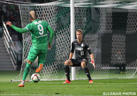 PKストップなどビッグセーブが光ったカミンスキー（磐田）【明治安田Ｊ２ 第39節 東京Ｖvs磐田】（1/3）