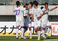 大石　治寿（左から3人目）と越智　亮介（#19）の得点で首位山口を撃破した藤枝【明治安田Ｊ３ 第36節 山口vs藤枝】（1/2）