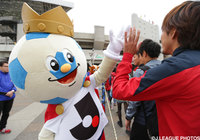 観客とハイタッチをするマスコット【ＹＮＣ 決勝 あの幻のキャラクターが出現！】