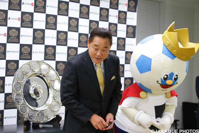 Ｊリーグキングと共に就任会見で挨拶をする松木 安太郎氏