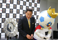 Ｊリーグキングと共に就任会見で挨拶をする松木 安太郎氏