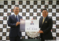 笑顔で撮影に応じる村井 満Ｊリーグチェアマンと松木 安太郎氏