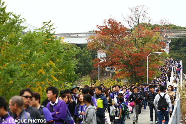優勝決定の可能性がある大一番に多くの広島ファン・サポーターが駆け付けた【明治安田Ｊ１ 2nd 第16節 Ｇ大阪vs広島】（1/15）