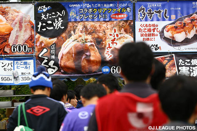 グルメ満載の美味G横丁には両クラブのファン・サポーターが長蛇の列【明治安田Ｊ１ 2nd 第16節 Ｇ大阪vs広島】（2/15）
