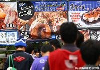 グルメ満載の美味G横丁には両クラブのファン・サポーターが長蛇の列【明治安田Ｊ１ 2nd 第16節 Ｇ大阪vs広島】（2/15）