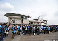 開門を待つ多くの川崎Ｆファン・サポーター【明治安田Ｊ１ 2nd 第16節 浦和vs川崎Ｆ】（1/15）