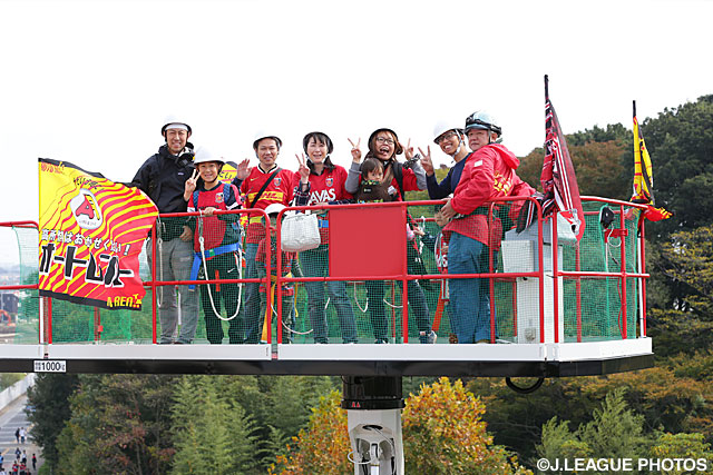 高所作業車体験会に参加する浦和ファン・サポーター【明治安田Ｊ１ 2nd 第16節 浦和vs川崎Ｆ】（2/15）
