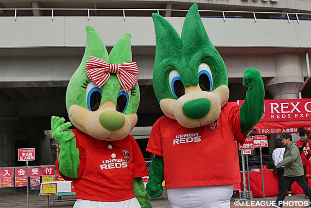 スタジアムに駆け付けたフレンディアとレディア【明治安田Ｊ１ 2nd 第16節 浦和vs川崎Ｆ】（3/15）