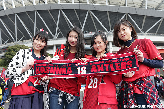 重要な一戦に駆け付けた鹿島の女子ファン・サポーター【明治安田Ｊ１ 2nd 第16節 鹿島vs横浜FM】（2/15）