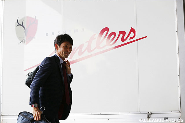 ロッカールームに向かう鹿島の石井　正忠監督【明治安田Ｊ１ 2nd 第16節 鹿島vs横浜FM】（4/15）