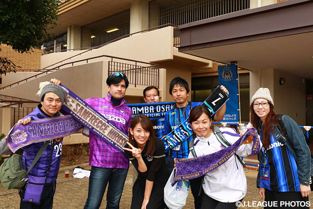 両チームのファン・サポーターと記念撮影する佐藤　美希さん【明治安田Ｊ１ 2nd 第16節 Ｇ大阪vs広島】（2/3）