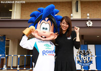 佐藤　美希さんとガンバボーイが記念撮影【明治安田Ｊ１ 2nd 第16節 Ｇ大阪vs広島】（3/3）