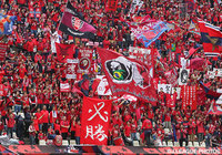 キックオフを目前に控え、大声援を送る鹿島のファン・サポーター【明治安田Ｊ１ 2nd 第16節 鹿島vs横浜FM】（5/15）