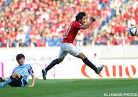 相手守備陣の一瞬の隙を突き、巧みなループシュートで先制点を決めた興梠　慎三（浦和）【明治安田Ｊ１ 2nd 第16節 浦和vs川崎Ｆ】（6/15）