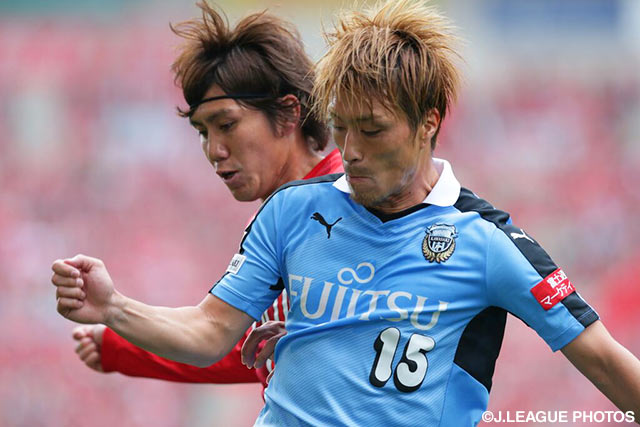 激しく競り合う柏木　陽介（浦和）と船山　貴之（川崎Ｆ）【明治安田Ｊ１ 2nd 第16節 浦和vs川崎Ｆ】（7/15）
