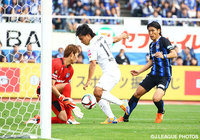 先制点を狙い、積極的にＧ大阪ゴールに迫った佐藤　寿人（広島）【明治安田Ｊ１ 2nd 第16節 Ｇ大阪vs広島】（6/15）