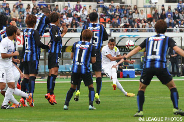 ドウグラスがFKから放った鋭い一撃がゴールネットを揺らす（広島）【明治安田Ｊ１ 2nd 第16節 Ｇ大阪vs広島】（7/15）