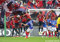 中村　俊輔（横浜FM）がFKを直接狙うも、鹿島の壁がブロック【明治安田Ｊ１ 2nd 第16節 鹿島vs横浜FM】（8/15）