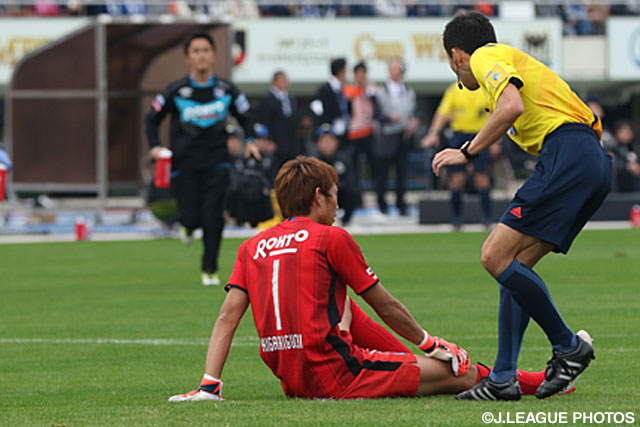 失点直後の59分に負傷でピッチを後にした東口　順昭（Ｇ大阪）【明治安田Ｊ１ 2nd 第16節 Ｇ大阪vs広島】（10/15）