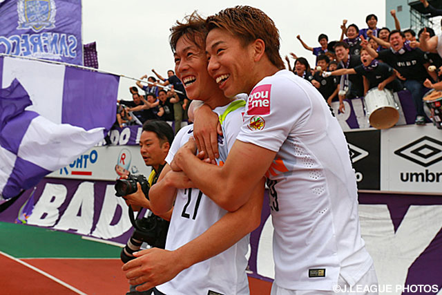 追加点を決め、浅野　拓磨（広島）と喜びを分かち合う清水　航平（広島）【明治安田Ｊ１ 2nd 第16節 Ｇ大阪vs広島】（12/15）