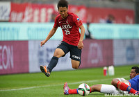 得意のドリブルで右サイドを突破する遠藤　康（鹿島）【明治安田Ｊ１ 2nd 第16節 鹿島vs横浜FM】（12/15）