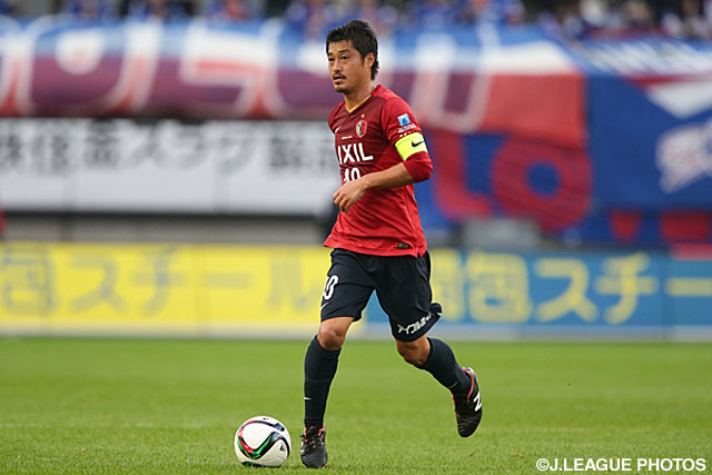 中盤で攻撃のタクトを振るう小笠原　満男（鹿島）【明治安田Ｊ１ 2nd 第16節 鹿島vs横浜FM】（13/15）