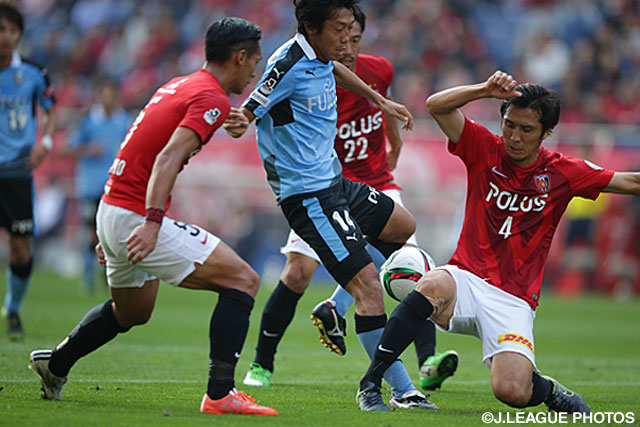厳しいマークを受ける中村　憲剛（川崎Ｆ）【明治安田Ｊ１ 2nd 第16節 浦和vs川崎Ｆ】（10/15）