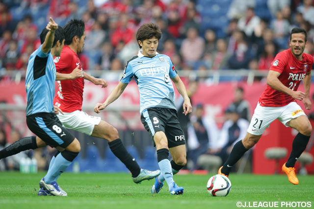 前線へパスを供給する谷口　彰悟（川崎Ｆ）【明治安田Ｊ１ 2nd 第16節 浦和vs川崎Ｆ】（11/15）