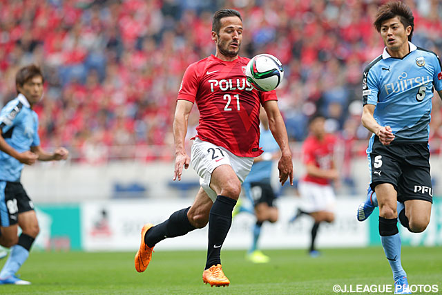 ドリブルで突破を試みるズラタン（浦和）【明治安田Ｊ１ 2nd 第16節 浦和vs川崎Ｆ】（12/15）