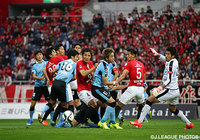 ゴール前で激しい攻防を見せる両チーム【明治安田Ｊ１ 2nd 第16節 浦和vs川崎Ｆ】（14/15）