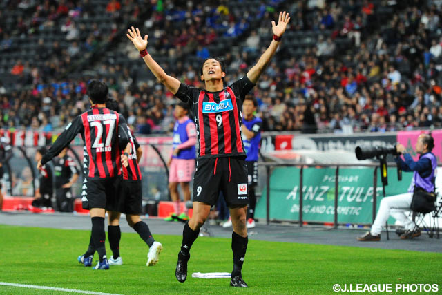 リードを2点に広げる追加点を決めた都倉　賢（札幌）【明治安田Ｊ２ 第40節 札幌vs徳島】（2/3）