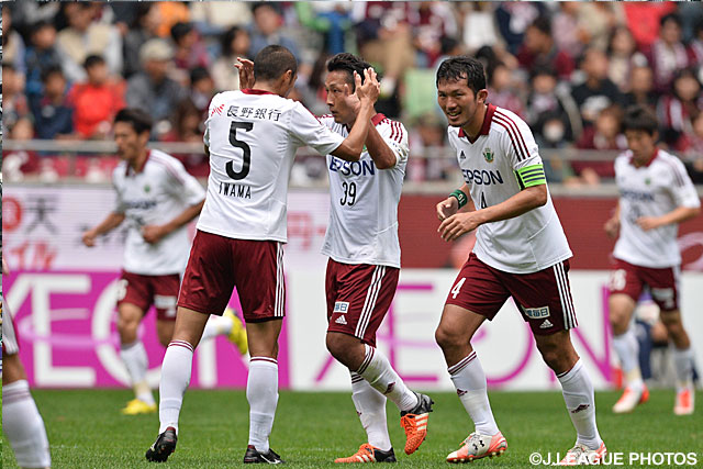 クロスに飛び込み、先制ゴールを挙げた阿部　吉朗（松本）【明治安田Ｊ１ 2nd 第16節 神戸vs松本】（1/5）