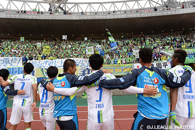 アウェイに駆け付けたファン・サポーターと喜びを分かち合う湘南【明治安田Ｊ１ 2nd 第16節 新潟vs湘南】（5/5）
