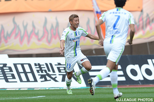 高山　薫（湘南）の先制点はＪ１リーグ戦通算19,000ゴールとなった【明治安田Ｊ１ 2nd 第16節 新潟vs湘南】（1/5）