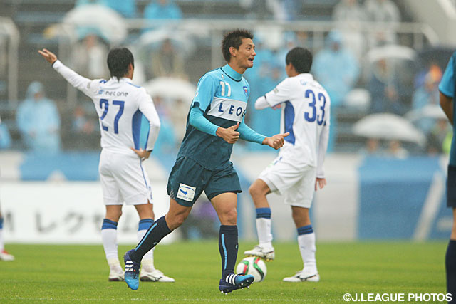 値千金の決勝ゴールを決めた安　英学（横浜FC）【明治安田Ｊ２ 第40節 横浜FCvs大分】（1/3）