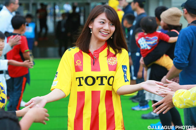 北九州のファン・サポーターに温かく迎えられた佐藤　美希さん【明治安田Ｊ２ 第40節 北九州vs栃木】（1/6）