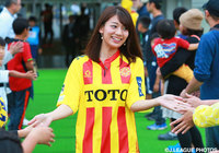 北九州のファン・サポーターに温かく迎えられた佐藤　美希さん【明治安田Ｊ２ 第40節 北九州vs栃木】（1/6）