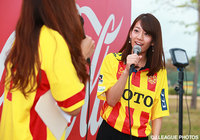 試合前イベントでトークを行う佐藤　美希さん【明治安田Ｊ２ 第40節 北九州vs栃木】（3/6）