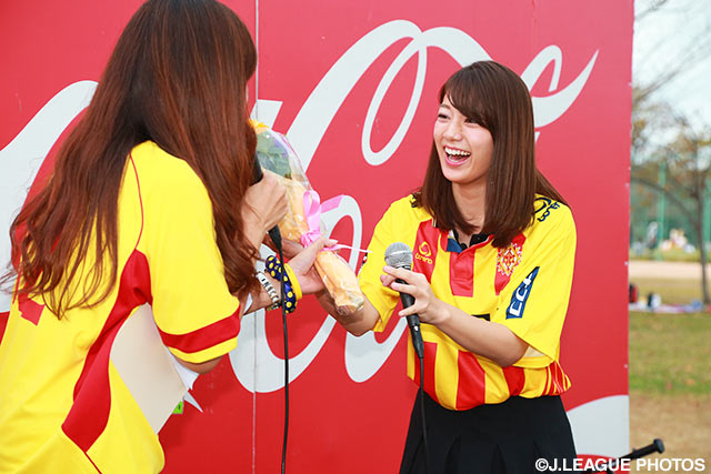 プレゼントの花束を笑顔で受け取る佐藤　美希さん【明治安田Ｊ２ 第40節 北九州vs栃木】（4/6）