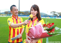 スタジアムDJのTOM Gさんとトークする佐藤　美希さん【明治安田Ｊ２ 第40節 北九州vs栃木】（5/6）