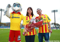 マスコットのギラン、スタジアムDJのTOM Gさんと記念撮影する佐藤　美希さん【明治安田Ｊ２ 第40節 北九州vs栃木】（6/6）